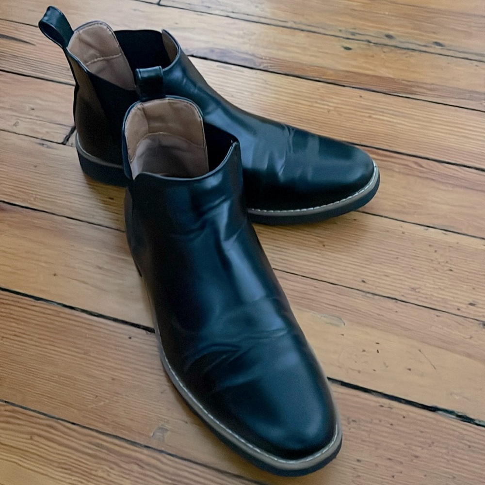 Comfy Deer Stags ankle boots. My son outgrew them so we’re passing them on.